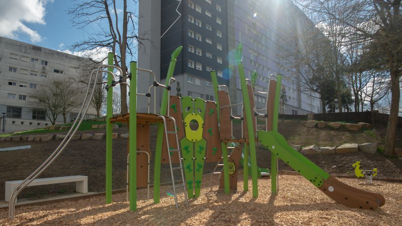 Une aire de jeux et de nouveaux espaces verts sont en cours d’aménagement aux abords du Grand Watteau, dans le quartier des Dervallières. © Celia Goaziou