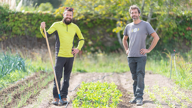 Simon Prévost et Clément Amour s’approprient progressivement la ferme de la Louëtrie, où ils produiront une cinquantaine de variétés de légumes bio. Le duo, qui a baptisé son projet « L’Alouette Rit - ferme vivante », s’occupera aussi de la gestion et de l’entretien des espaces naturels alentours. Pourquoi s’installer en pleine ville et pas à la campagne ? « C’est important que les gens voient pousser les légumes qu’ils consomment. Et puis, on aime les interactions sociales ! » © Roberto Giangrande.