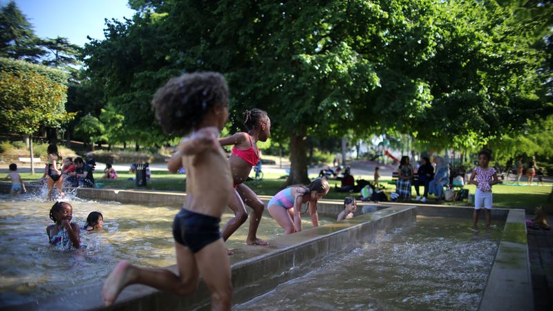 Les pataugeoires et jeux d’eau répartis dans les 11 quartiers nantais ont rouvert leurs bassins les 1er et 2 juin. Les enfants peuvent en profiter jusqu’à la fin août. © Romain Boulanger pour Nantes Métropole