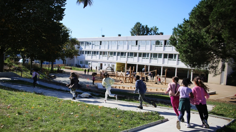 À Nantes, la cour de récréation de l’école des Châtaigniers a été transformée en 2022 pour répondre aux enjeux climatiques et favoriser le bien-être des enfants. © Romain Boulanger