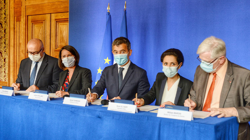 Pierre Sennes, procureur de la République, Johanna Rolland, maire de Nantes, Gérald Darmanin, ministre de l'Intérieur, Sarah El Hairy, secrétaire d'Etat chargée de la jeunesse et de l'engagement et William Marois, recteur de l'Académie de Nantes, signent le Contrat de sécurité intégrée.
