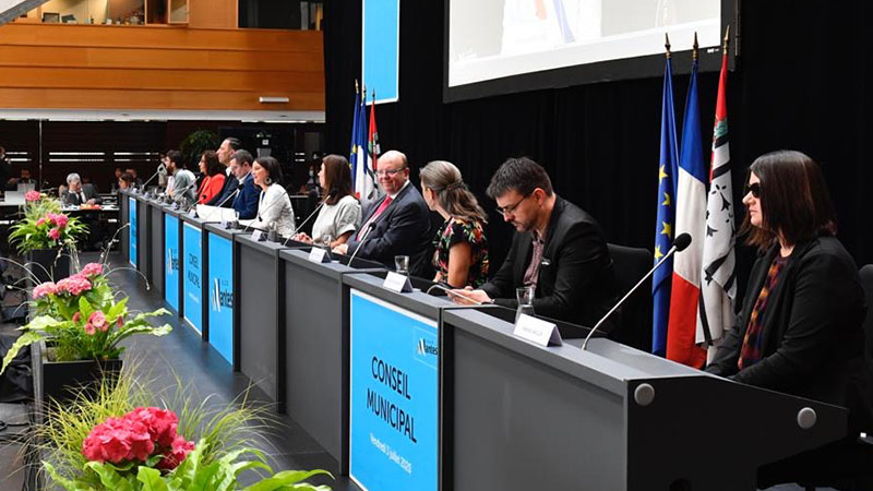 Six ans. Midi : clap de fin pour ce premier Conseil municipal qui se retrouvera le 15 juillet pour une nouvelle session et siégera donc pendant six ans. Quant au Conseil métropolitain, il sera installé le vendredi 10 juillet 2020, dans le même cadre de la Cité des congrès de Nantes.