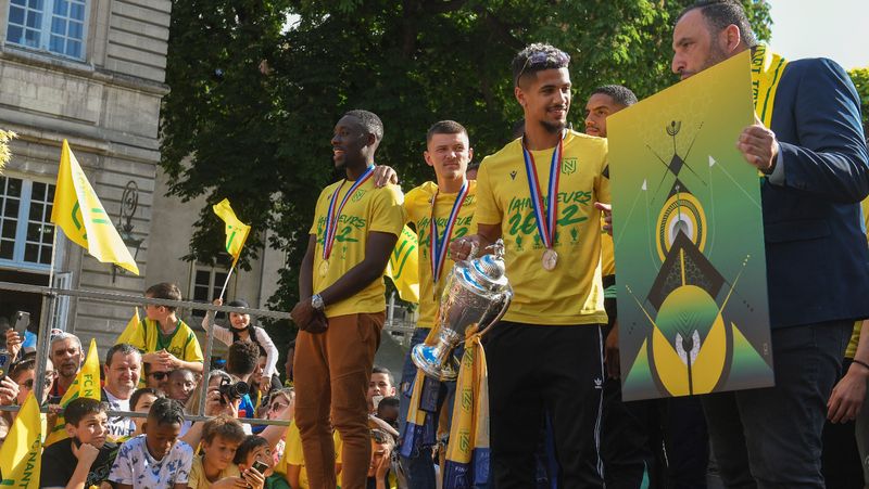 Les joueurs du FC Nantes ont été accueillis à la mairie centrale de Nantes par Ali Rebouh, l'adjoint aux sports. L'occasion de présenter la Coupe de France aux clubs et associations. © Thierry Mezerette