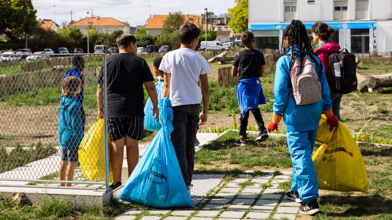 Participer à la propreté de son quartier, comme ici à Bellevue, c'est l'objectif de la cleanwalk organisée à Bottière-Pin Sec le 15 février 2023 © Jean-Félix Fayolle pour Nantes Métropole.