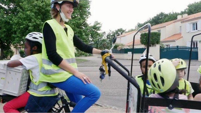 <b>À l'école en mode actif !</b> C'est peut-être le moment de laisser la voiture pour emmener les enfants à l'école... Direction Nantes pour découvrir comment des parents ont mis en place un pédibus, puis Saint-Sébastien-sur-Loire pour le vélobus. La Métropole favorise ces modes de déplacement actifs à travers le dispositif d’écomobilité scolaire, qui mêle aménagements et animations.