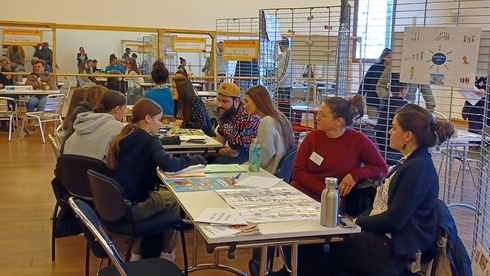 Forum des métiers  - 13 février. A La Locomotive, un forum pour l’orientation des jeunes qui réunit les forums des collèges de La Colinière, de La Noë Lambert et le collège Rutigliano avec les partenaires jeunesse.