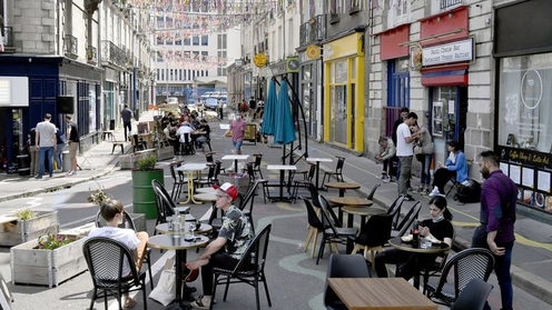 Piétonisation saisonnière - Avril. Fermeture temporaire annuelle de rues à la circulation s'appuyant sur des collectifs de riverains et de commerçants impliqués dans l’animation des rues.