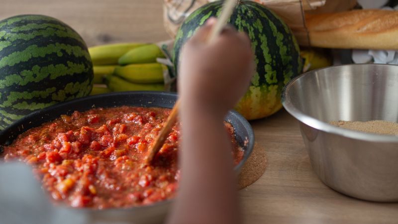 Les familles viennent avec leurs propres aliments et les préparent dans la cuisine. © Céline Jacq pour Nantes Métropole