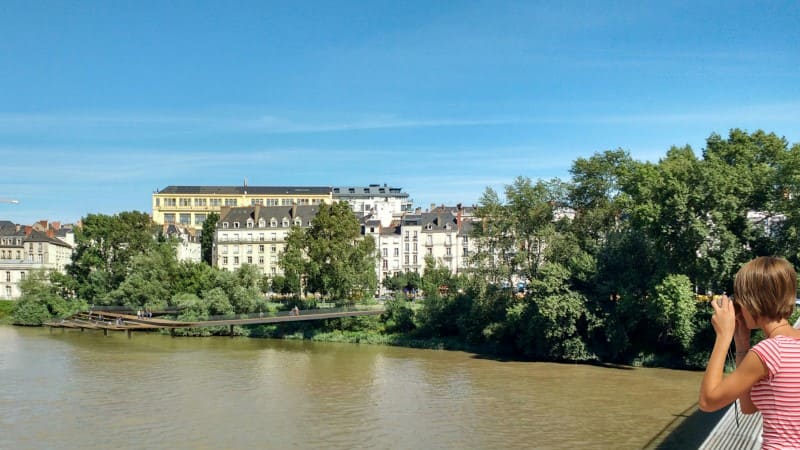 Vue sur la place Gloriette - Petite Hollande depuis la passerelle Victor Schoelcher. © Agence Ter