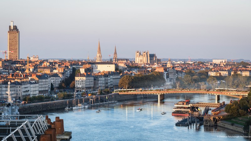 Un pont ancré dans le paysage métropolitain - © Dietmar Feichtinger Architectes