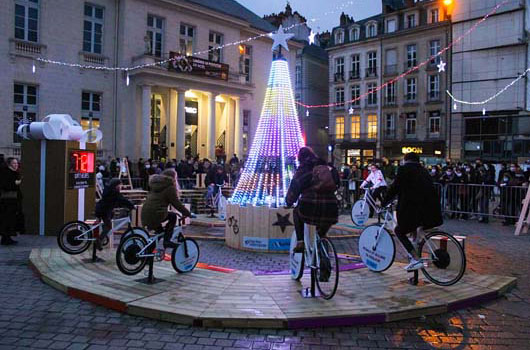 Image Un sapin de noël qui s’illumine avec l’énergie des passants