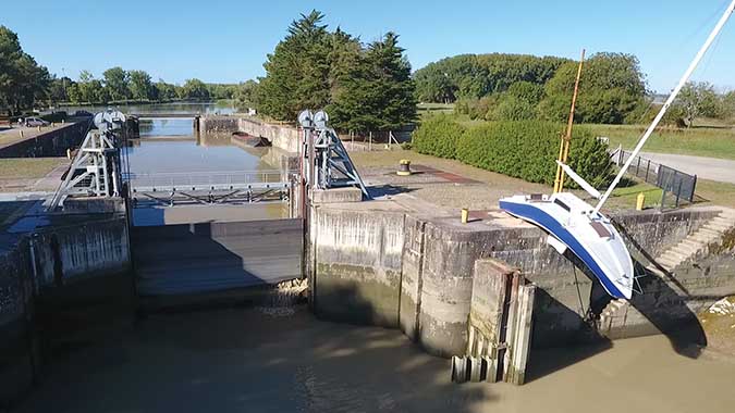 Bateau mou sur le canal de la Martinière