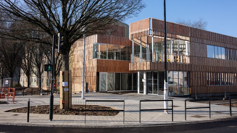 Maison de Santé de Bellevue (2021) et son parvis pavé au 15 bis boulevard Jean-Moulin, angle rue de l’Hérault -  photo par © Céline Jacq