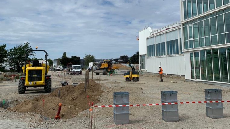 Le bâtiment de l'IRT Jules Verne est sorti de terre, tandis que le mail est toujours en cours de travaux.